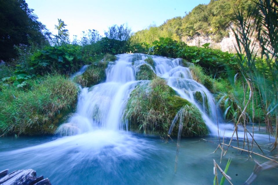 Plitvice Kroatië  Zomer Waterval Water Vissen Vakantie Plitvice Kroatie Kalk Helder Blauw  
