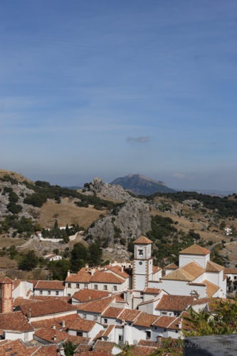 Andalusie, Zahara de la Sierra en de berg Coros Spanje  Zahara de la Sierra Uitzicht Spanje Coros Andalusie  